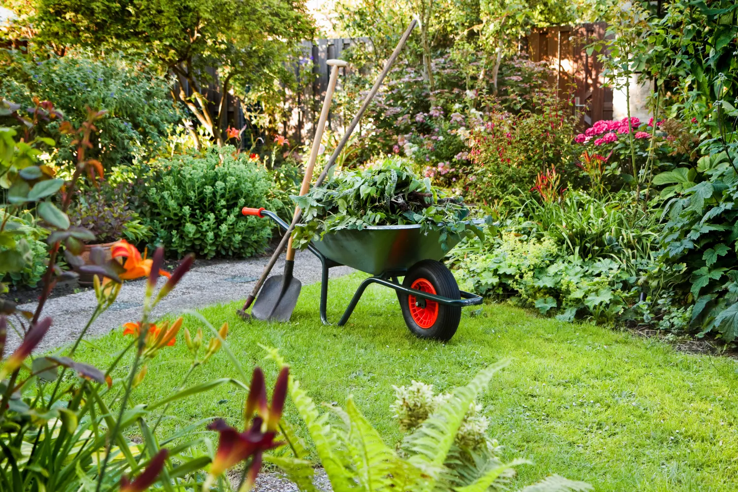 Arbeiten mit der Schubkarre im Garten