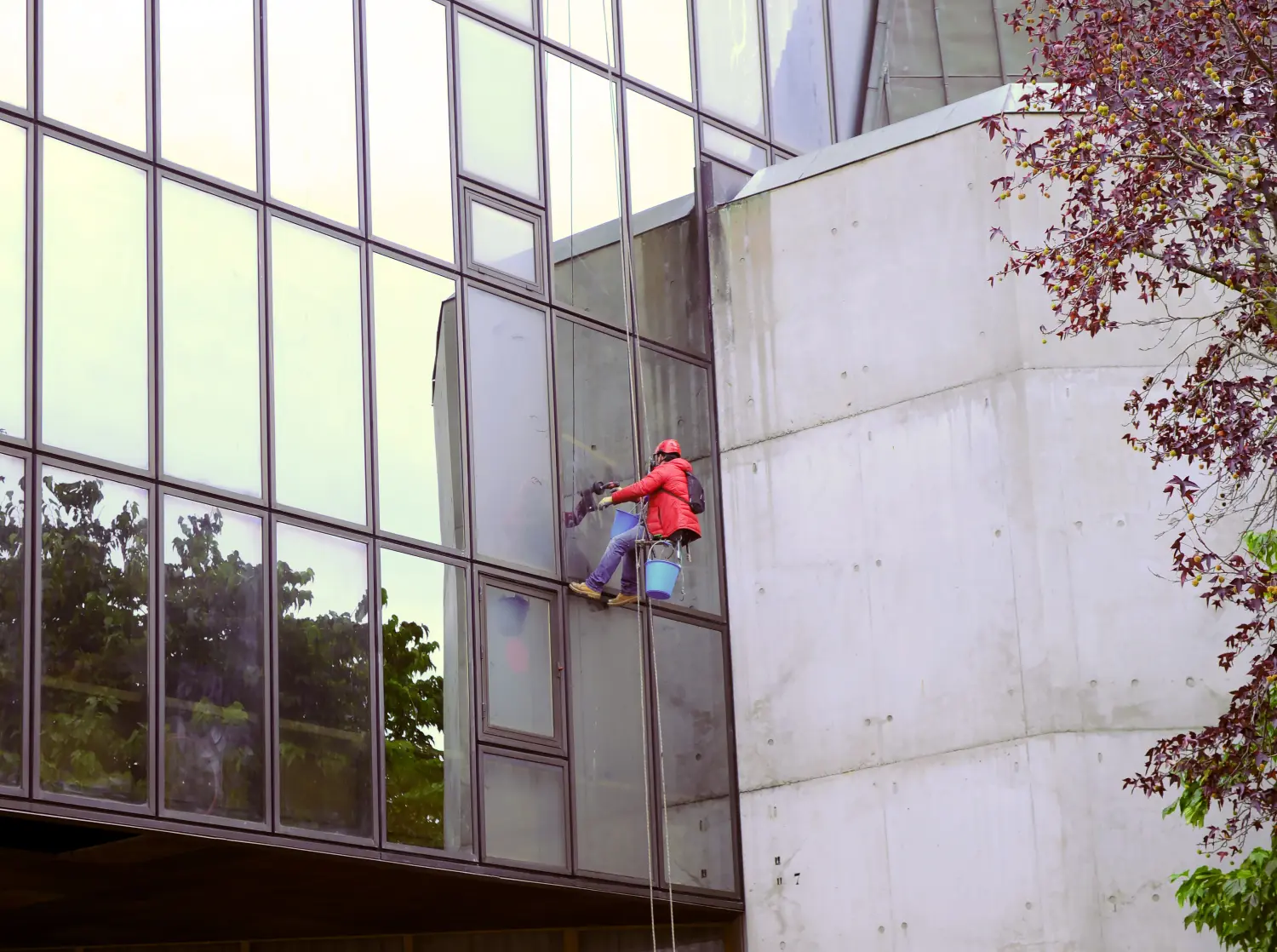 Limpiacristales en un edificio de oficinas