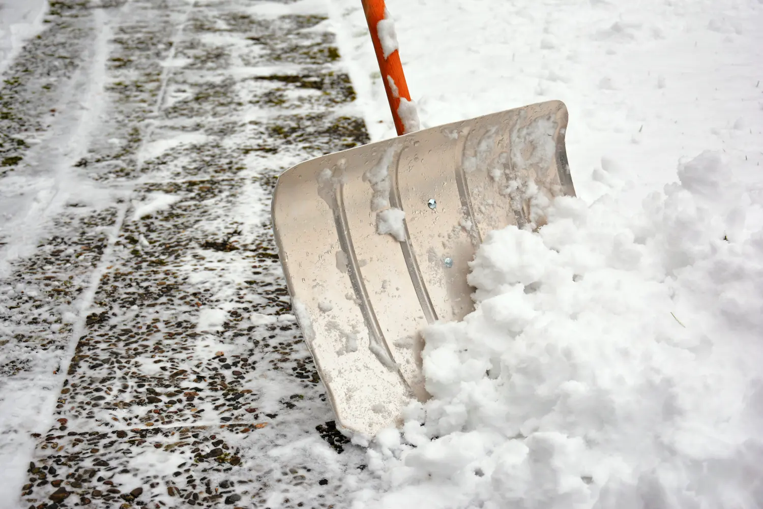 Schneeschieber im Schnee